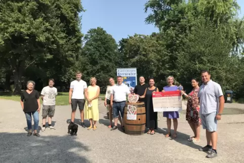Spendenübergabe im Domgarten: OB Stefanie Seiler (SPD) hält den Scheck. 