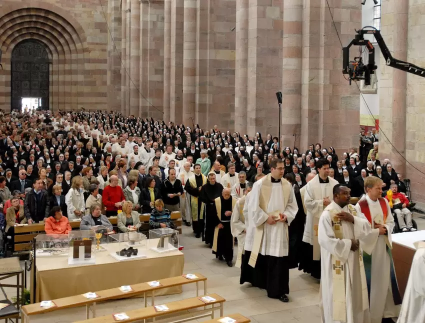 Über 2000 Menschen im Dom zu Speyer: die Seligsprechung Nardinis im Oktober 2006.