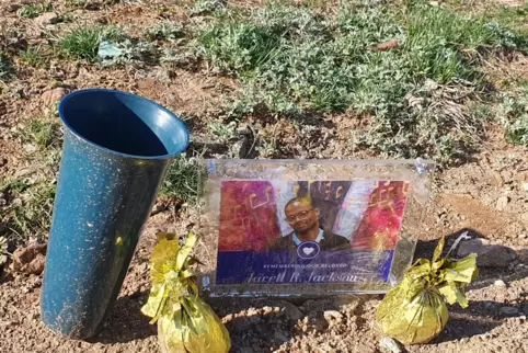 Das Grab von Jarell Jackson, eines im Alter von 26 Jahren erschossenen Psychologen, im Merion Memorial Park, einem Friedhof in B