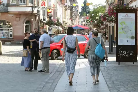 In der Fußgängerzone sind immer wieder Autos unterwegs – sicher auch nicht alle mit einer guten Begründung. 