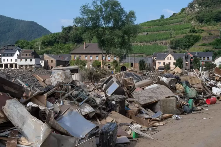 Sperrmüllberge, zerstörte Häuser, fehlende Infrastruktur: Mayschoß nach der Flut.