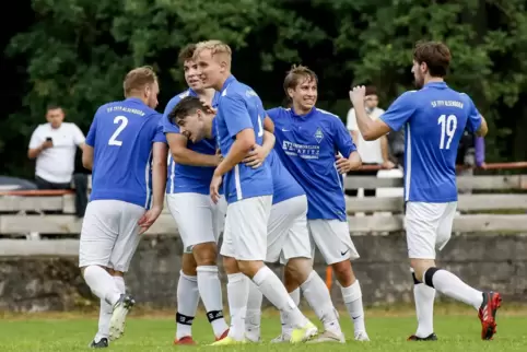 Ein Bild aus dem Viertelfinale: Alsenborn feiert gerade den Treffer zum 2:1 gegen die SG Hochspeyer. 