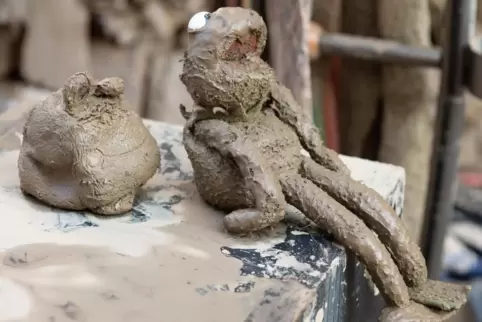 Völlig verschlammt ist diese Froschfigur, die Anwohner aus ihrer zerstörten Wohnung in Ahrweiler geholt und auf die Straße geste