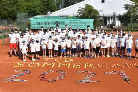 Drei Wochen lang sind die Plätze des Tennisclubs fest in den Händen der „Sommercamper“.