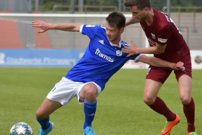 Bei seinem letzten Auftritt im FKP-Trikot: Jonas Jung (links). In dieser Szene des Spiels am 12. Juni gegen Schott Mainz behaupt