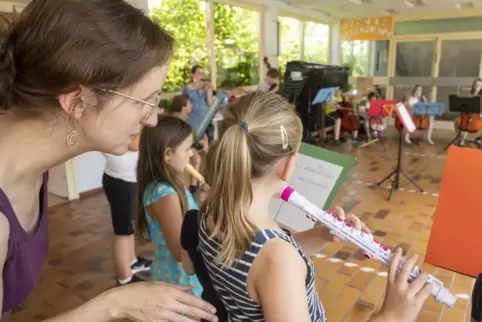 Aus wenigen Tönen entsteht ein Lied: Meike Cassel leitet ihre Flötenschüler an. Sie spielen in der Orchesterwerkstatt mit Geiger