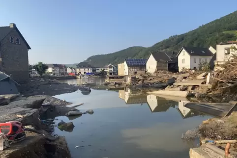 Straßenzug in Rech: Nur noch ein Krater aus Schlamm und Wasser.