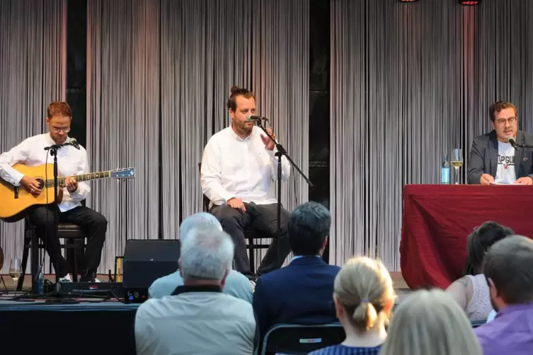 Haben um das düstere Thema ein tolles Konzert ersonnen: Matthias Schärf (Gitarre), David Maier (Mitte) und Boris C. Motzki. 