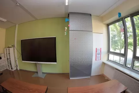 Diese Quellluftanlage (grauer Kasten) in der Obrigheimer Grundschule dient den Ausschussmitgliedern als Anschauungsobjekt. Die G