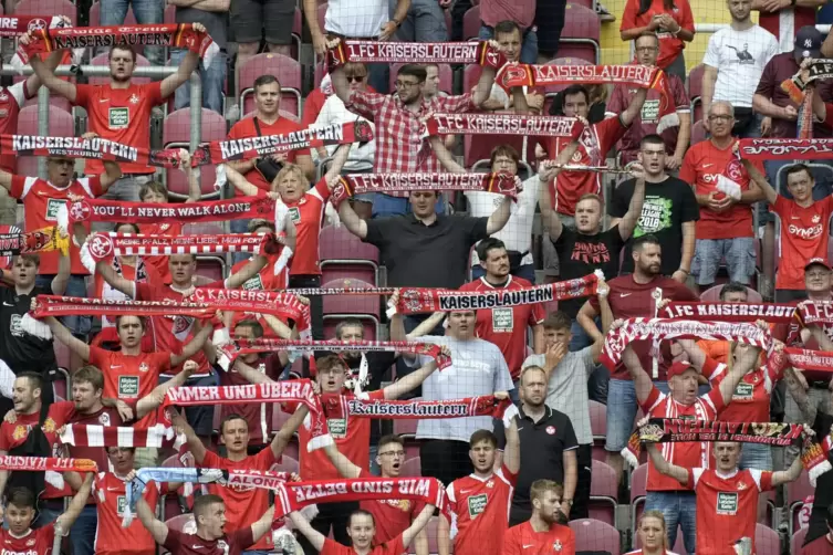 Gänsehaut-Gefühle: 10.600 Fans sorgten für prächtige Stimmung im Fritz-Walter-Stadion. 