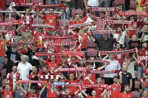 Endlich wieder Fußball auf dem Betze: Die Fans bejubeln ihre Mannschaft.