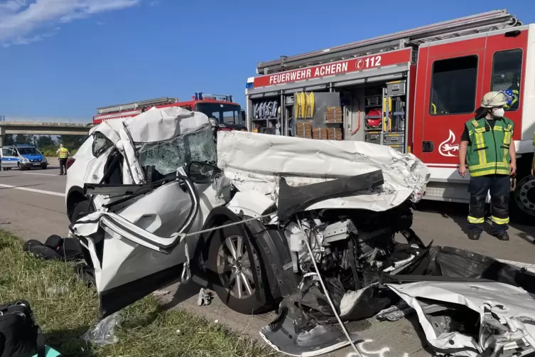 Bei einem schweren Unfall am Sonntagmorgen auf der A5 zwischen Achern und Bühl (Ortenaukreis) ist eine Person gestorben. 