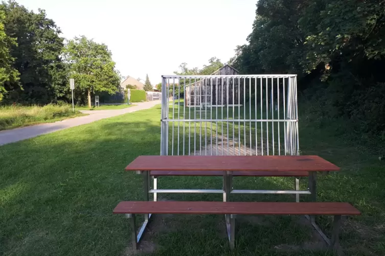 Die umstrittene Picknickbank: Jetzt ist hinter das Fußballtor versetzt worden, vorher stand sie in der Nähe der Wohnbebauung, im
