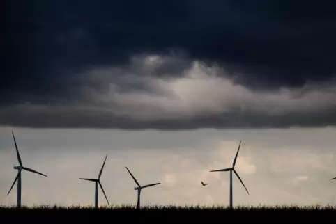 Gewitterwolken vor Windrädern.