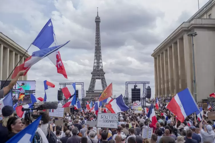 In der Innenstadt von Paris und anderen Teilen der Hauptstadt demonstrierten die Menschen gegen die Maßnahmen der Regierung.