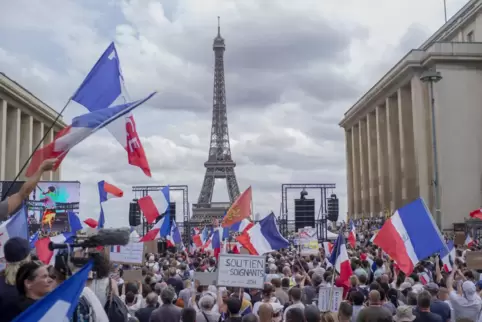 In der Innenstadt von Paris und anderen Teilen der Hauptstadt demonstrierten die Menschen gegen die Maßnahmen der Regierung.