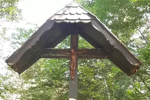 Eine Heilandsfigur hängt wieder am Kreuz im Bienwald. 
