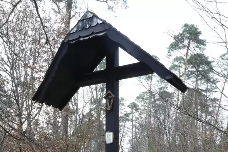 Der &bdquo;Schwarze Herrgott&ldquo; wurde gestohlen, das Kreuz war lange leer. 