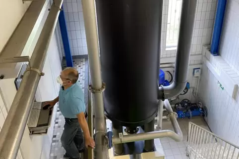 Wassermeister Karlheinz Seyb im größten Wasserhaus der VG auf Kerzenheimer Gemarkung. Bei dem schwarzen Tank handelt es sich um 