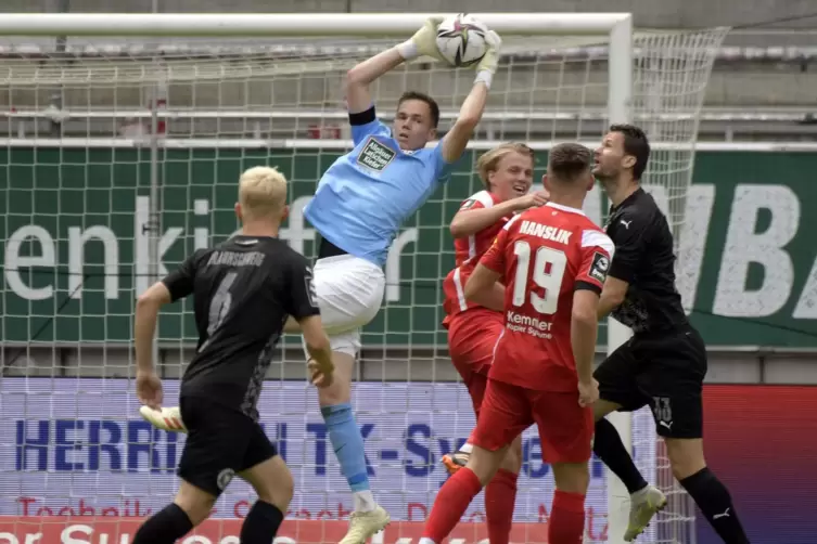 Sicher abgegriffen: Matheo Raab erhielt gegen Eintracht Braunschweig im FCK-Tor den Vorzug vor Avdo Spahic. 