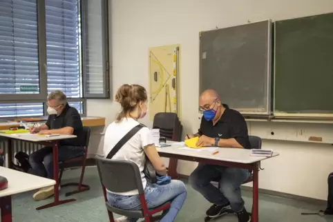 Mediziner Cyrus Bakhtari beim Aufklärungsgespräch. 