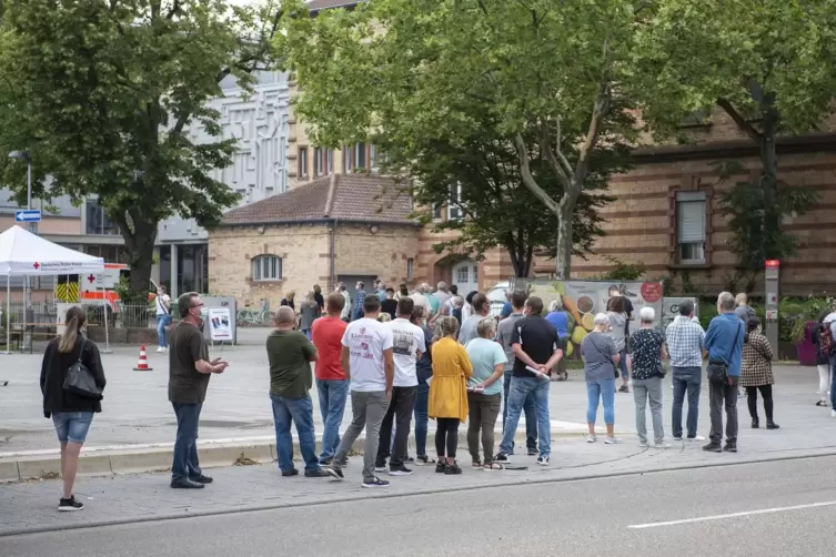 Eine lange Schlange vor dem Schultor zeigt, wie gro&szlig; der Bedarf noch ist. 
