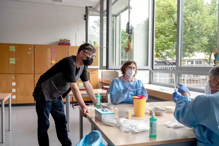 Rolf Epple (links) hat die Aktion mit seiner Stiftung unterst&uuml;tzt. 