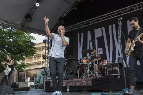 Durchaus mit politischer Botschaft: Kafvka mit Frontmann Jonas Kakoschke, Philipp Lenk am Bass, Drummer Sascha Hornung und Aless