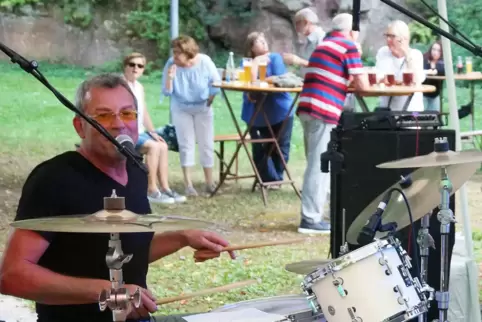 Ralf Bender als Schlagzeuger der Gruppe „The Gentle Jackets“ im Neufferpark in Pirmasens. 