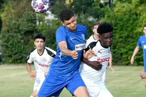 Rüssingens Bocar Baro (rechts) im Duell gegen die TSG Bretzenheim. Das Eröffnungsspiel des Donnersberg-Cups endet 1:0 für Rüssin