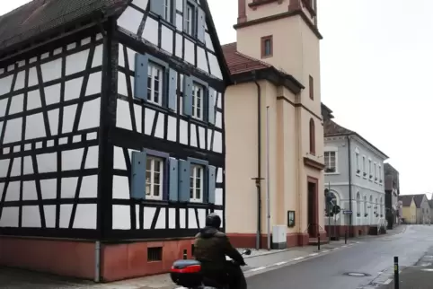 Christuskirche und Ludwigstraße in Wörth. 