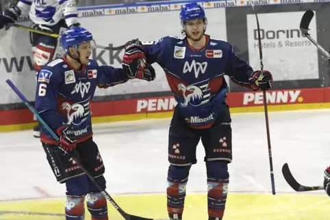Vergangene Saison Torschütze für die Adler beim Magenta-Cup, dem DEL-Vorbereitungsturnier: Lean Bergmann (rechts; links Joonas L