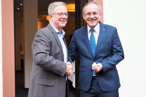 Rolf-Dieter Enke (links) bei der Übergabe des Lions-Präsidentenamts an Siegfried Simmet. 