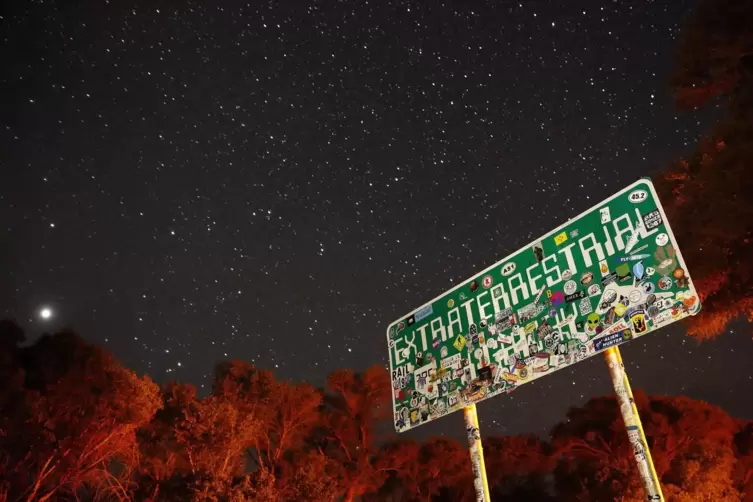 Auf einem zugeklebten Straßenschild auf der State Route 375 in der Nähe der Area 51 steht „Extraterrestial Highway“ (außerirdisc