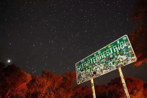 Auf einem zugeklebten Straßenschild auf der State Route 375 in der Nähe der Area 51 steht „Extraterrestial Highway“ (außerirdisc