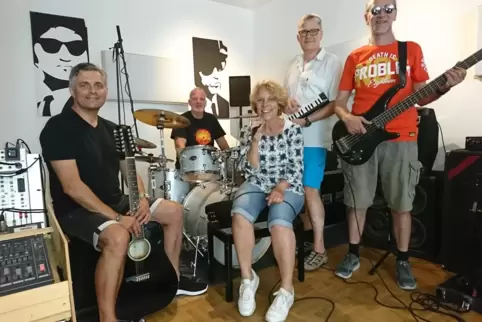 In der Besetzung mit (von links) Matthias Groél, Werner Straub, Claudia Bast, Frank Süß und Manuel Osojnik spielt „Mai5ive“ seit