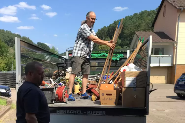 Verladen Spendengut am Feuerwehrgerätehaus Trulben: Harald Hatzfeld auf der Ladefläche und Trulbens Ratsmitglied Wolfgang Bender