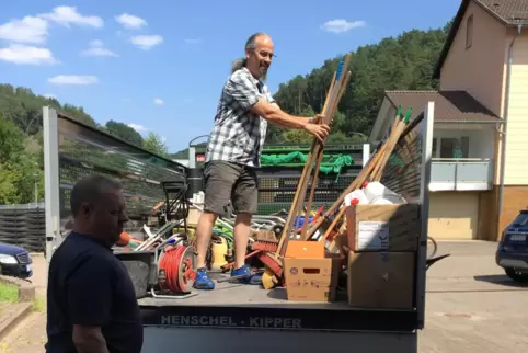 Verladen Spendengut am Feuerwehrgerätehaus Trulben: Harald Hatzfeld auf der Ladefläche und Trulbens Ratsmitglied Wolfgang Bender