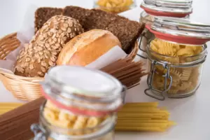 Kohlenhydrate sind wichtig für den Körper. Unter anderem sind sie in Nudeln oder Brot enthalten. Kohlenhydrate sind wichtig für den Körper. Unter anderem sind sie in Nudeln oder Brot enthalten.