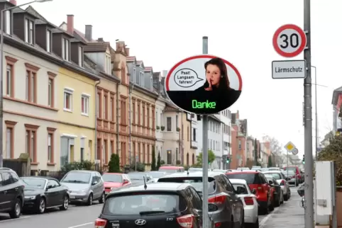 Landauer Straße: ein Schauplatz der Verfolgungsfahrt. 