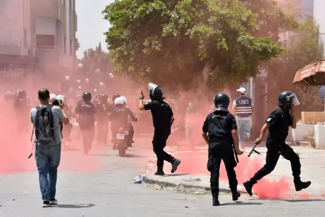 Die tunesische Polizei hat alle Hände voll zu tun, um Demonstranten gegen die Politik des Präsidenten und Anhänger des Staatsche