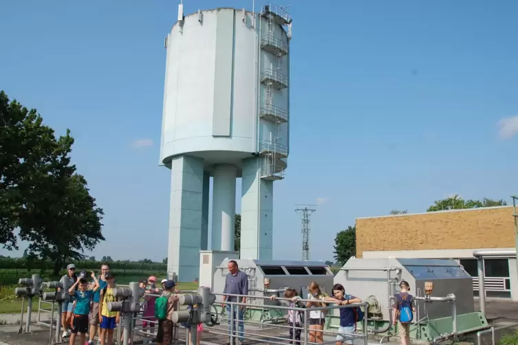 Kinder der Ferienbetreuung vor dem Wasserturm des Beregnungsverbands: 23 Meter hoch ist das Bauwerk. 