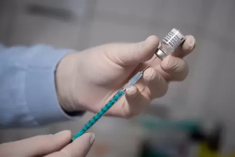Fast die Hälfte der Menschen in Deutschland ist vollständig geimpft.