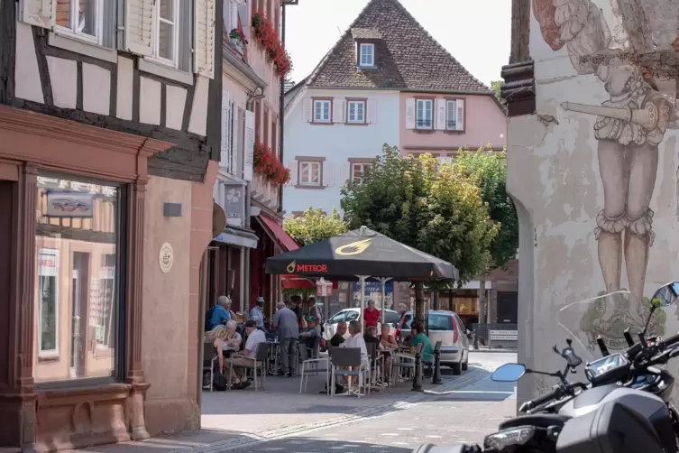 In Cafes, Restaurants und L&auml;den herrscht Alltagsstimmung. 