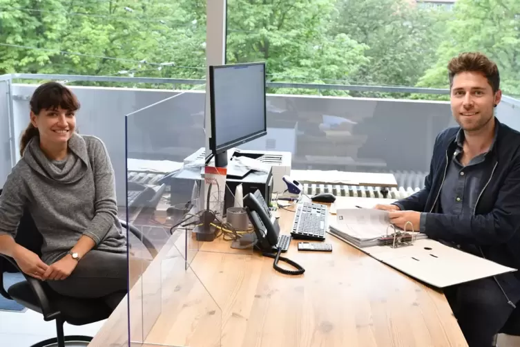 Das Caritas-Team der Schuldnerberatung Ronja Kr&auml;mer und Julian Ro&szlig;kopf.