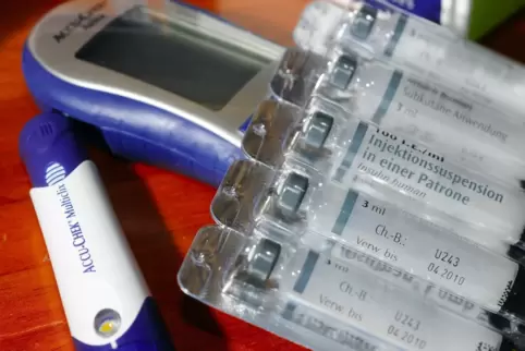 Utensilien, die wohl jedem Diabetiker bekannt sind: Zuckermessgerät, ein Pen zur Insulininjektion und Insulinampullen. 