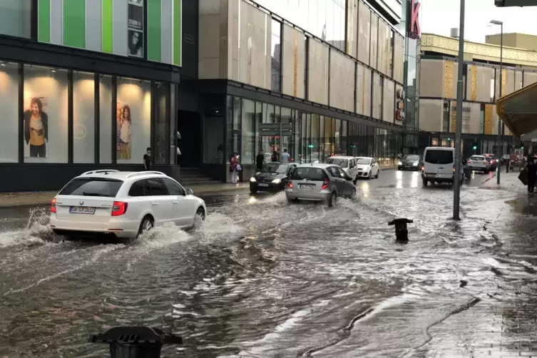 Beim Starkregen im Mai 2018 standen etliche Straßen in der Innenstadt unter Wasser. Könnte dies künftig viel schlimmer ausfallen