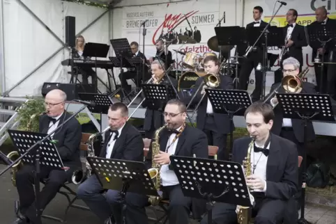 Klassischer Auftritt mit Fliege: die Männer der Tuxedo Swing Bigband.