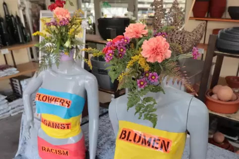 Für ihr Antirassismus-Projekt „Blumenköpfe“ haben drei Studentinnen diese Schaufensterpuppen im Floristik-Geschäft von Karlheinz