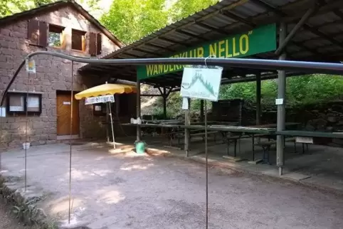 Vor der Nello-Hütte steht ein Modell der Versorgungsleitung. 